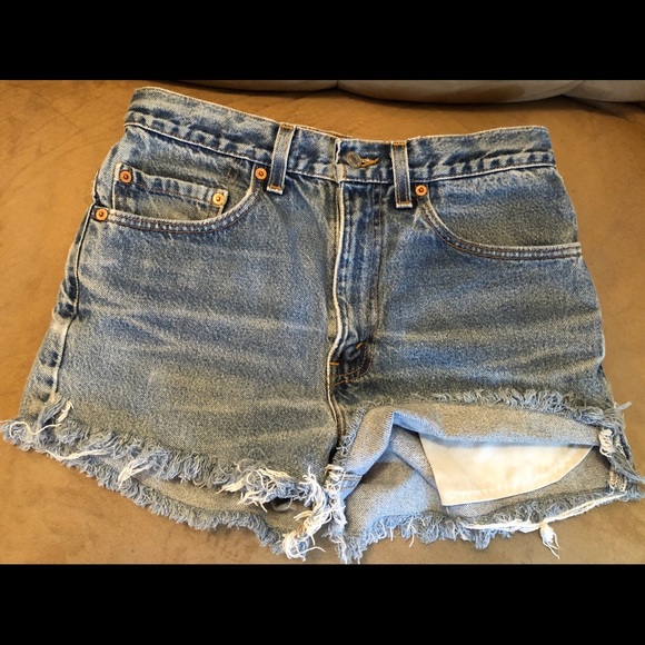 Levi’s Women’s Cut Offs - Picture 2 of 4